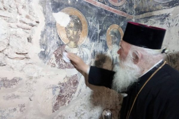 Ο Αρχιεπίσκοπος Ιερώνυμος στο εκκλησάκι που έγινε στόχος αρχαιοκαπήλων