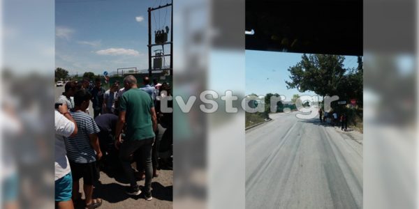 Χαμός στα Οινόφυτα με τους πρόσφυγες. Δεν αφήνουν αυτοκίνητα και φορτηγά να περάσουν