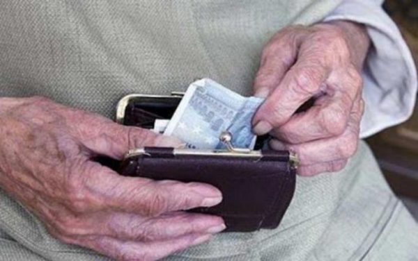 Κορόιδεψαν ηλικιωμένο και του πήραν χρήματα