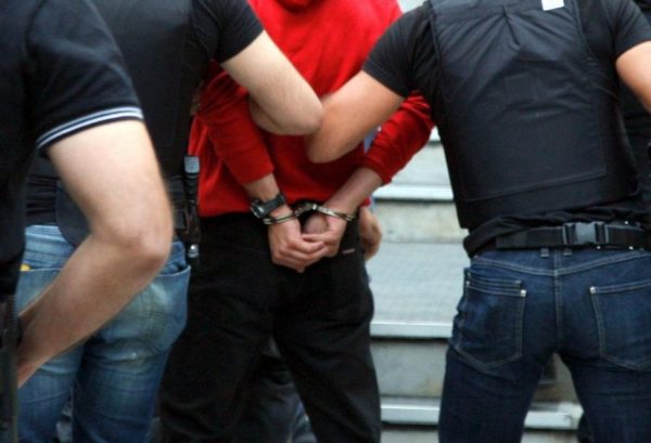 Κύκλωμα έκδοσης παράνομων διπλωμάτων στη Λαμία. Έπιασαν ιδιοκτήτη σχολής οδήγησης και  δημοσίους υπαλλήλους