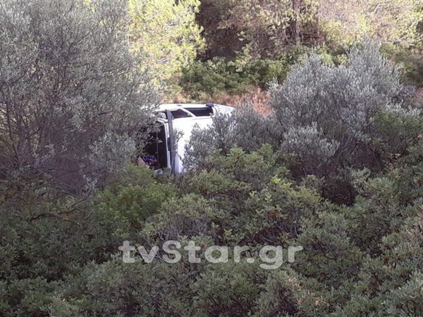 Τροχαίο με αυτοκίνητο να έχει πέσει σε γκρεμό με βράχια (φωτογραφίες)
