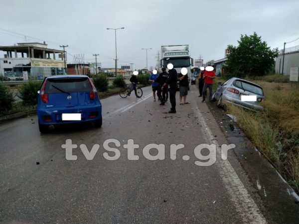 Τροχαίο στη Λαμία: Σύγκρουση 2 ΙΧ αυτοκινήτων. (φώτο)
