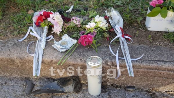 Λουλούδια και κεριά στο σημείο της φονικής σύγκρουσης. Σε πένθος όλη η Ευρυτανία (φωτογραφίες)