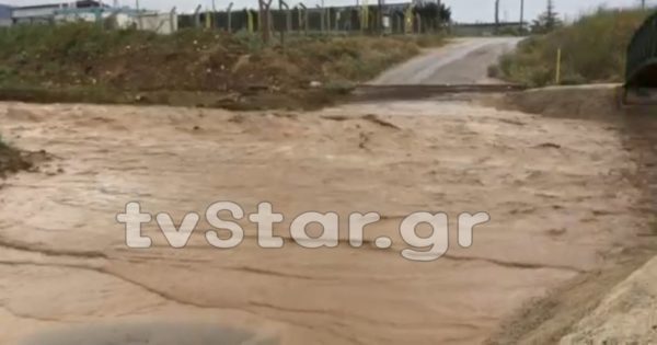 Οδηγοί προσοχή. Φούσκωσε ο Ξηριάς στη Λαμία. (φώτο και video)