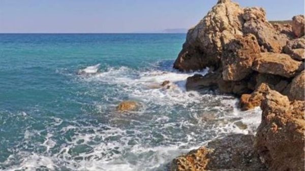 Βρέθηκε πτώμα ανθρώπου πάνω σε βράχια