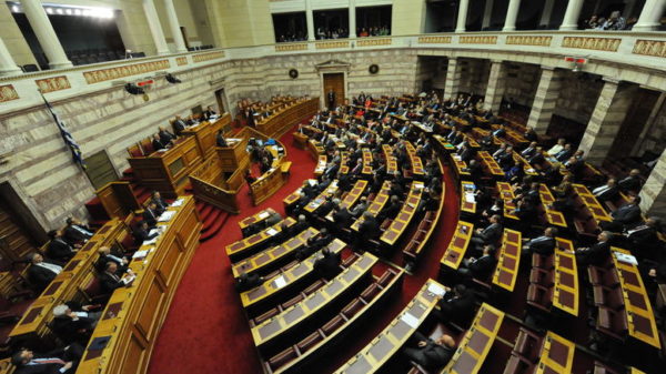 Στη Βουλή ο προϋπολογισμός με παροχές & ελαφρύνσεις