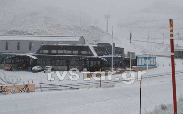 Η Πηνελόπη γεμίζει με χιόνι τον Παρνασσό. Εικόνες από τη Φτερόλακα (video)