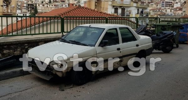 Λαμία: Λεωφορείο έπεσε σε τοίχο και σταθμευμένα Ι.Χ. (φωτογραφίες)