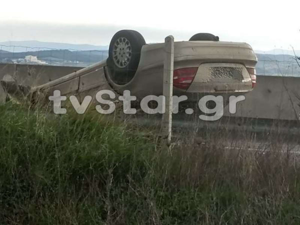 Ανατροπή επιβατικού στην Εθνική (photo)