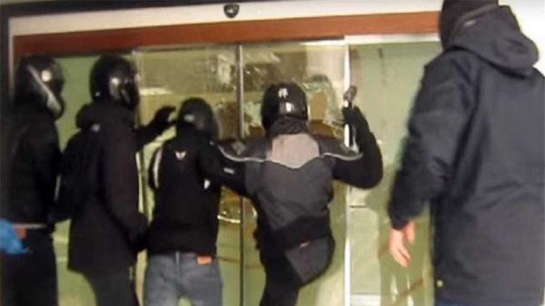 Επίθεση του Ρουβίκωνα σε δημαρχείο – Δύο προσαγωγές