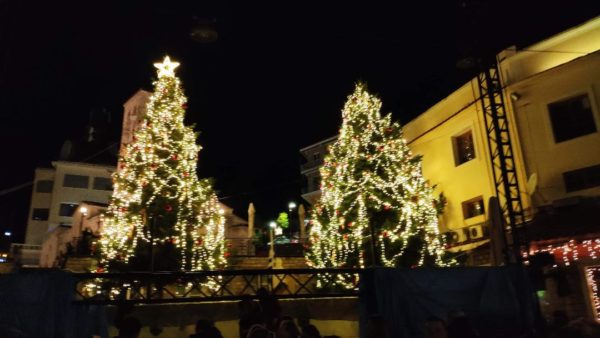 Χθες άναψαν τα δέντρα, σήμερα η συναυλία Μαρτάκη στο Καρπενήσι (video)