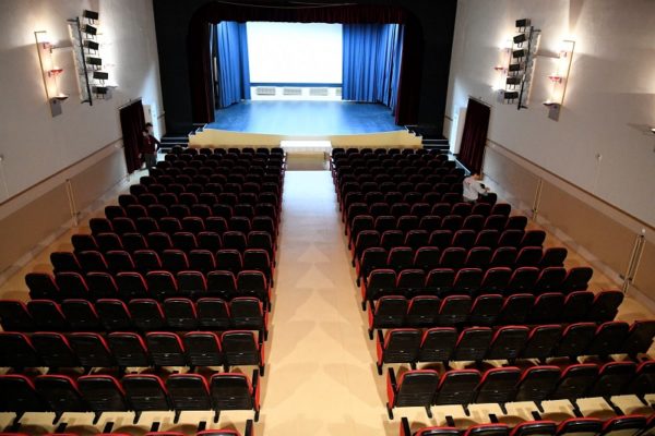 Πλήρης Ανακαίνιση του Δημοτικού Θεάτρου Μάνδρας με Χορηγία του Ομίλου ΕΛΛΗΝΙΚΑ ΠΕΤΡΕΛΑΙΑ