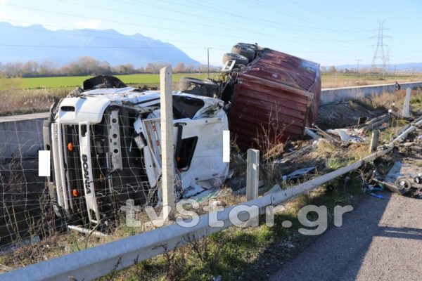 Τούμπαρε νταλίκα στην Εθνική Οδό (φωτογραφίες)
