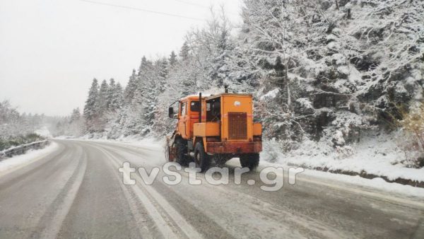Στα λευκά το Καρπενήσι και όλη η Ευρυτανία (video κ΄ φωτορεπορτάζ)