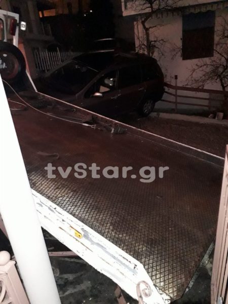 Απίστευτο ατύχημα στη Λαμία. Αυτοκίνητο και φορτηγό κατέληξαν σε αυλή σπιτιού (φωτογραφίες)