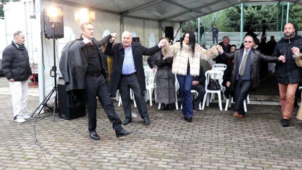 Χόρεψε δημοτικά ο Απόστολος Γκλέτσος στην παρουσίαση του συνδυασμού του στον Γοργοπόταμο (video)