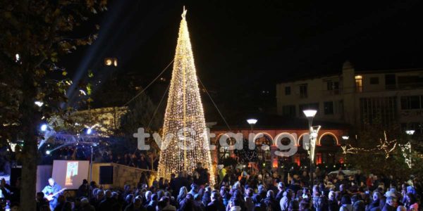 Φωταγωγήθηκε το Χριστουγεννιάτικο δέντρο στη Λιβαδειά. Με επιτυχία το κυνήγι του χαμένου Αι Βασίλη (video-photo)