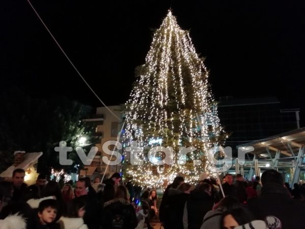 Άναψε το δέντρο της η Χαλκίδα στην πλατεία του Άη Βασίλη (video)