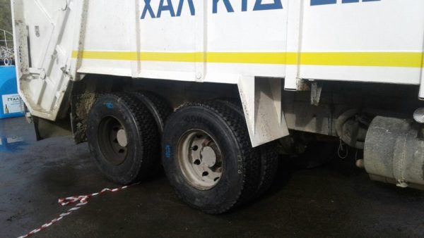 Τέλος στα φθαρμένα ελαστικά. Έβαλε καινούργια ο δήμος