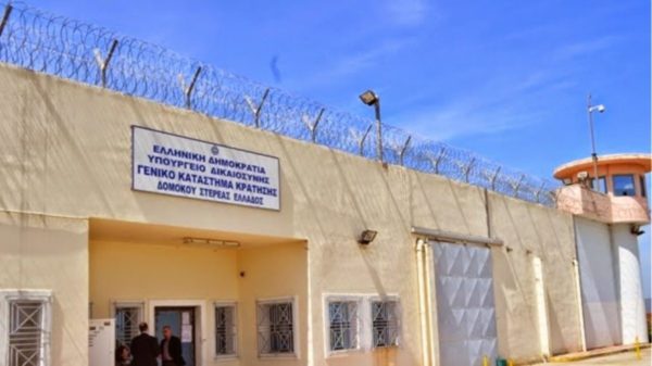 Εντοπίστηκαν κινητά και ναρκωτικά σε κάδο έξω από τη φυλακή Δομοκού