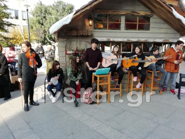 Κέφι και χαρά σκόρπισε στο κέντρο της Χαλκίδας το Μουσικό Σχολείο (video)