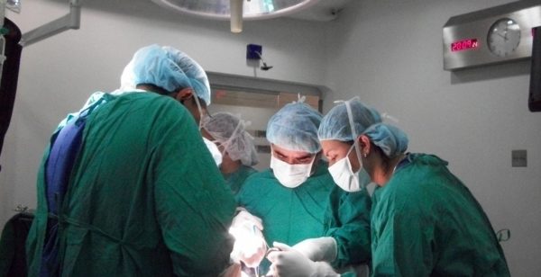 Ένας μουσικός της τζαζ έπαιζε κιθάρα όσο οι χειρουργοί του αφαιρούσαν έναν όγκο από τον εγκέφαλο