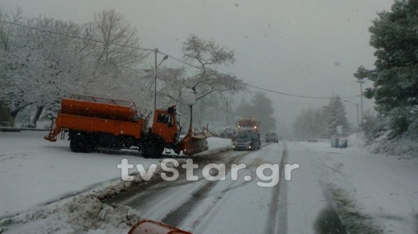 Πυκνή χιονόπτωση στη Βορειοκεντρική Εύβοια. Απαγόρευση φορτηγών (φωτογραφίες – βίντεο)