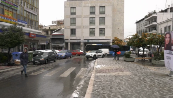 Στα λευκά ντύθηκε η Λαμία – Χωρίς προβλήματα μέχρι στιγμής (video)
