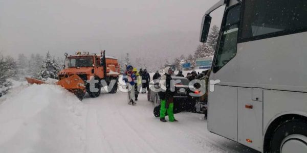 Σώοι οι 50 επιβάτες του λεωφορείου που εξετράπη της πορείας του στον Παρνασσό (photo)