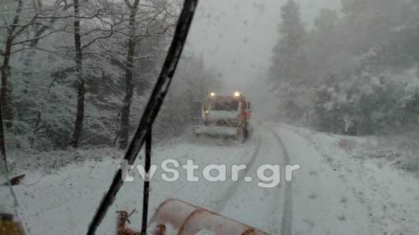 Χειροτερεύει η κατάσταση στην Εύβοια. Εξαπλώνεται ο χιονιάς(video από το σημείο)