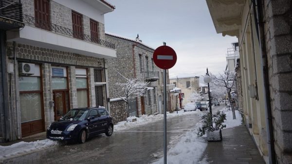 Φωτογραφίες από την χιονισμένη Αμφίκλεια