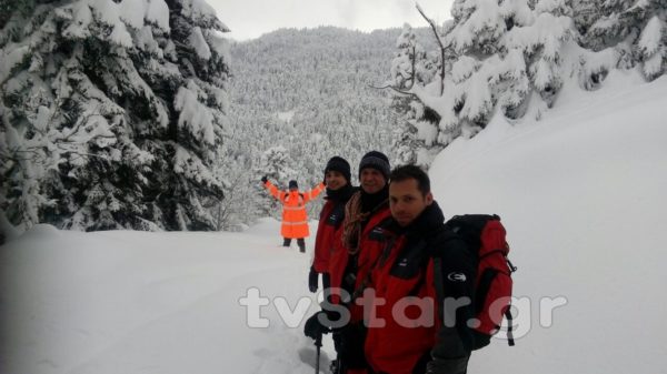 Επιχείρηση της 7ης ΕΜΑΚ στα Πουγκάκια για την παράδοση φαρμάκων σε ηλικιωμένο (φωτο-video)