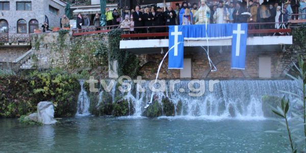 “Παγωμένα” Θεοφάνια και στη Λιβαδειά. Τολμηρός έπεσε στα παγωμένα νερά της Έρκυνας (video-photo)