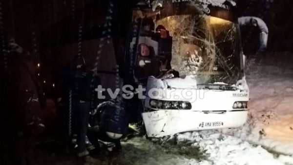 Λεωφορείο του ΚΤΕΛ συγκρούστηκε με αλατιέρα (φωτο)