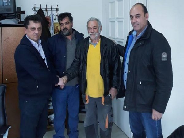 Βρήκαν τσάντα με χρήματα και την παρέδωσαν