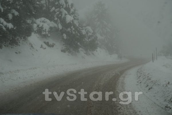 Έντονη χιονόπτωση μετά τη Γραβιά (video-φωτο)
