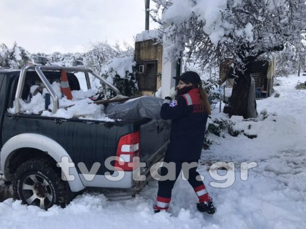 Τρέχουν να μοιράσουν ξύλα σε ανθρώπους που δεν έχουν ρεύμα