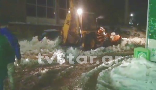 Ι.Χ. έσπασε από όγκο χιονιού που έπεσε από τη στέγη του κολυμβητηρίου. (φώτο και video)