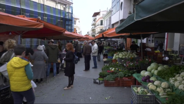 Αυξημένη η κίνηση στην αγορά της Λαμίας – Με έκπτωση ο μπακαλιάρος σήμερα (video)