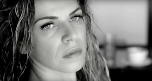 Νέο single & video clip για την Βιολέτα Ίκαρη με τίτλο «Το φλυτζάνι»