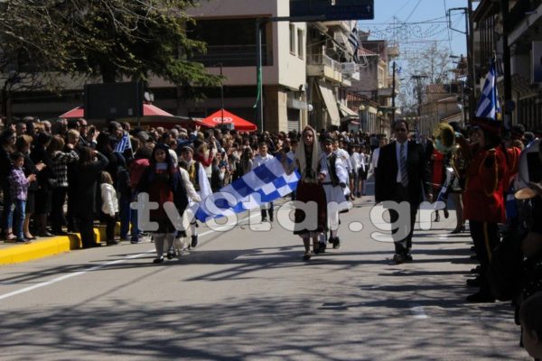Υπό τους ήχους του “Μακεδονία ξακουστή” η μαθητική παρέλαση στον Ορχομενό (video-photo)