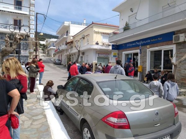 Κάτοικοι έμειναν όλη τη νύχτα έξω από τα ΕΛΤΑ
