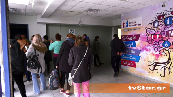 Λαμία: Ουρές στο δημαρχείο για τα επιδόματα. Τι απαντούν οι υπεύθυνοι. (video)