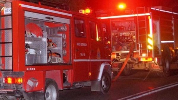 Συναγερμός στην Πυροσβεστική από ξύλινη οικία που τυλίχτηκε στις φλόγες