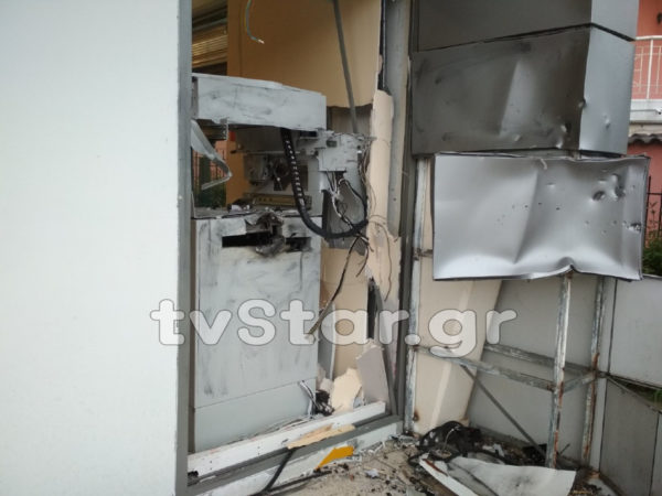 Καμένα Βούρλα: Τρεις κουκουλοφόροι, τρεις εκρήξεις, στις τρεις τα ξημερώματα (φωτο-video)