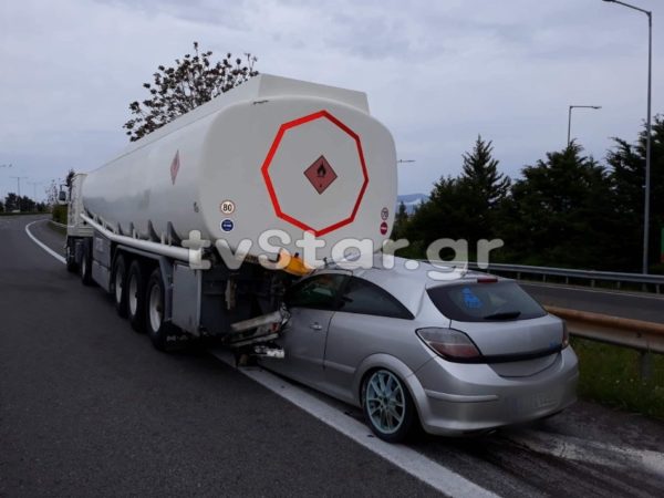 ΙΧ σφηνώθηκε σε βυτιοφόρο στις Λιβανάτες Φθιώτιδας (φωτογραφίες)