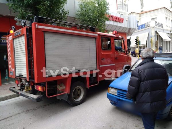 Αναστάτωση από φωτιά σε Ι.Χ. στο κέντρο της Λαμίας (φωτογραφίες)