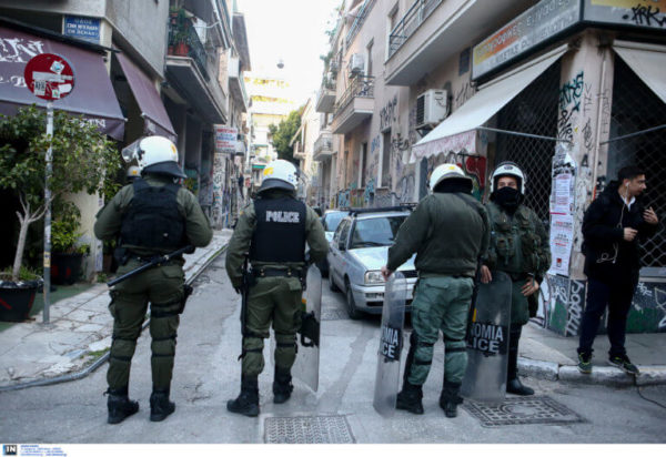 Επιχείρηση «σκούπα» στα Εξάρχεια – Συλλήψεις και προσαγωγές