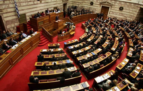 Αναδρομικά έως και 360.000 ευρώ ζητούν συνταξιούχοι βουλευτές