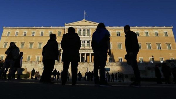 ΟΟΣΑ: Φόροι και εισφορές «τρώνε» πάνω από 40% του μισθού των Ελλήνων